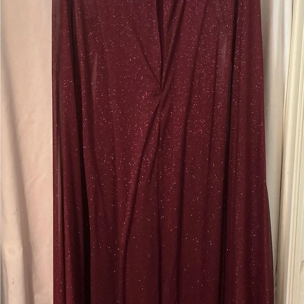 Elegant Burgundy sleeveless Evening Dress with glittery cape - Picture 3 of 7